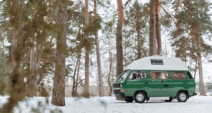 een foto van een camper in de sneeuw