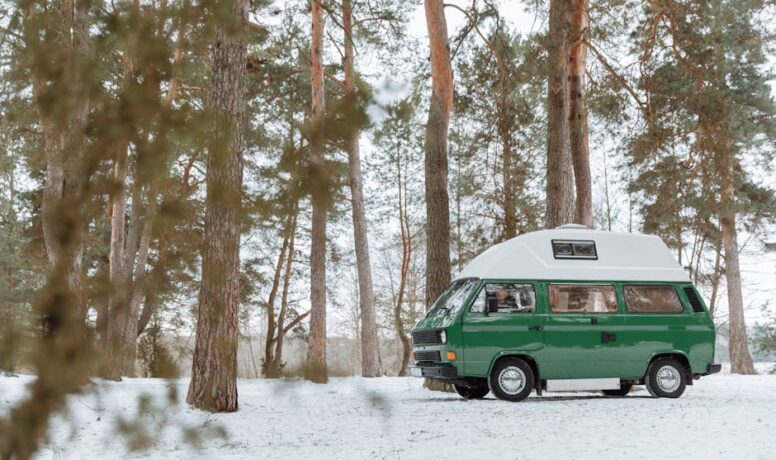 een foto van een camper in de sneeuw
