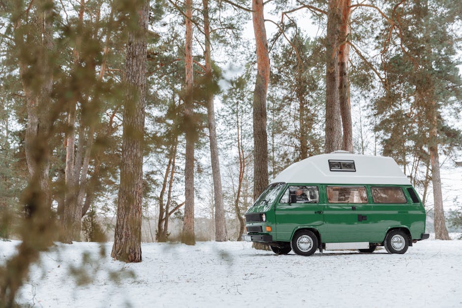 een foto van een camper in de sneeuw