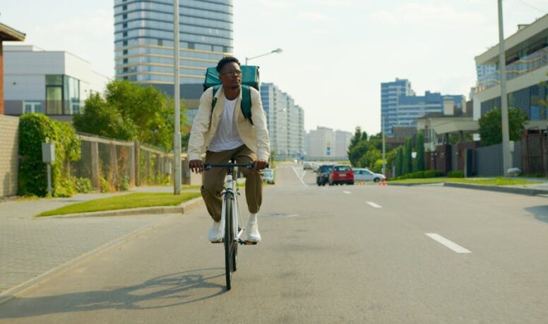 man fietst naar zijn werk