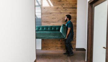 man helpt verhuizen