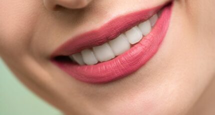 een mond met lippenstift