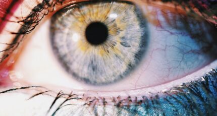 Close-up van een menselijke oog, met nadruk op de iris en pupil.