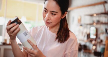 een vrouw beoordeelt een product