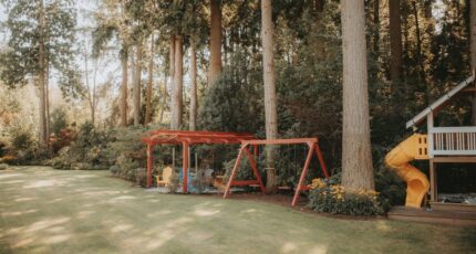 foto van een speeltuin met schommel