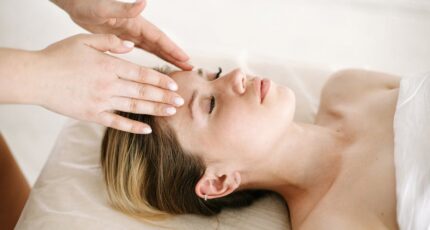 een persoon die shiatsu massage in haar gezicht krijgt