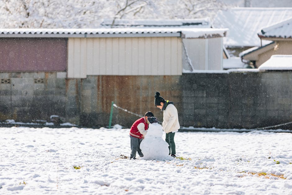 kinderen bouwen een sneeuwpop