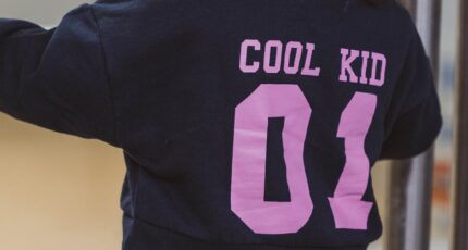achterkant van de sweater van een kind