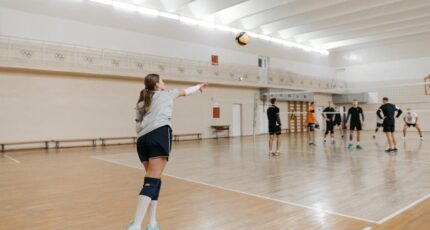 een vrouw slaat een volleybal op