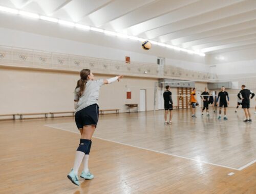 een vrouw slaat een volleybal op