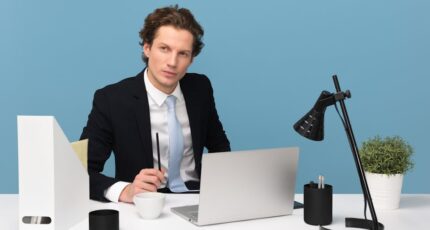 een IT-man zit achter laptop
