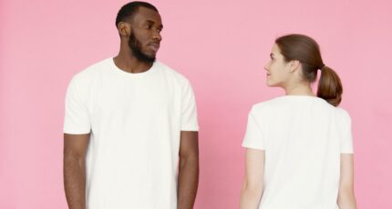 twee mensen in wit tshirt