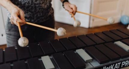 een ma speelt xylofoon