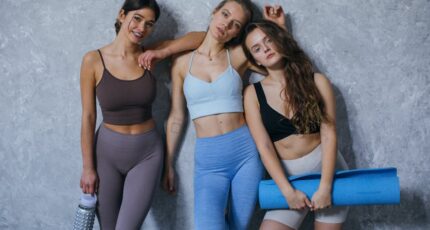 vrouwen die yogakleding dragen