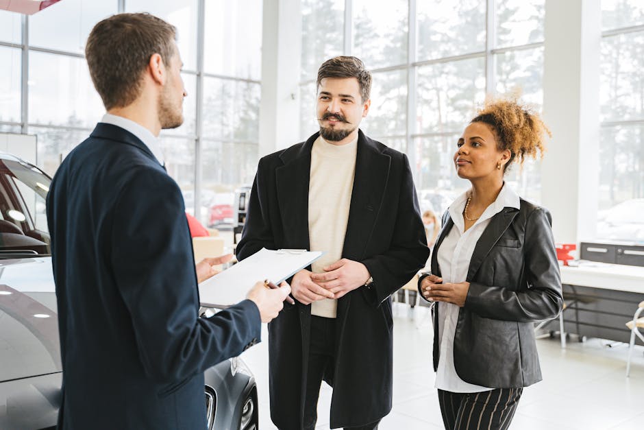 Gelukkig stel bespreekt de aankoop van een auto met een dealer in een showroom. Professionele interactie en advies.