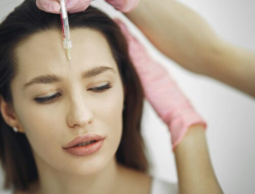 vrouw ondergaat botox in haar gezicht