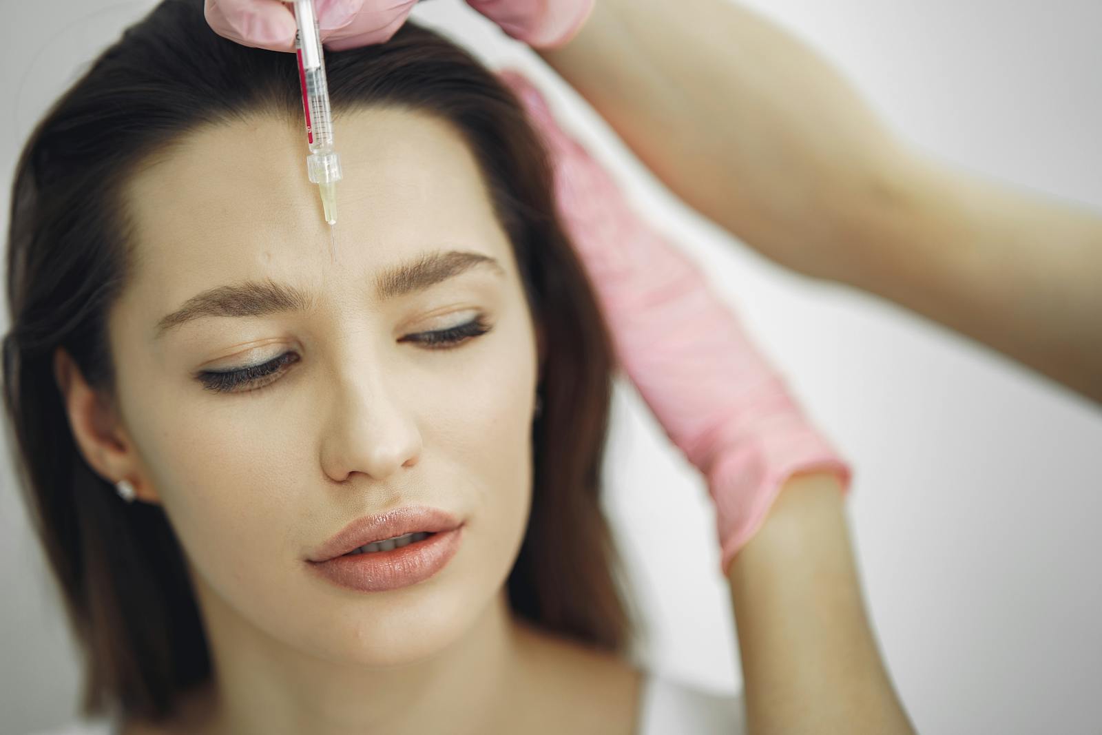 vrouw ondergaat botox in haar gezicht